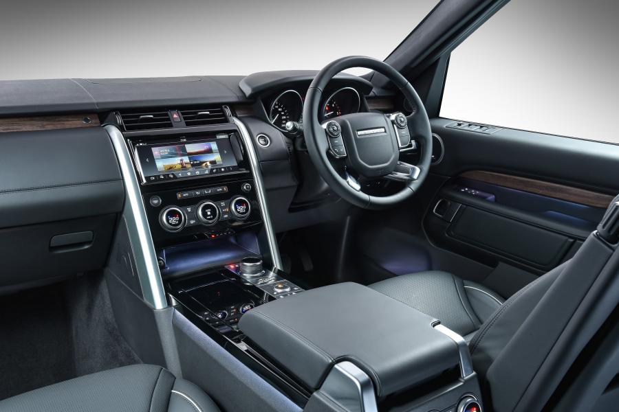 Интерьер Land Rover Discovery HSE Td6 2017 года  (ZA) (фото 12 из 25)